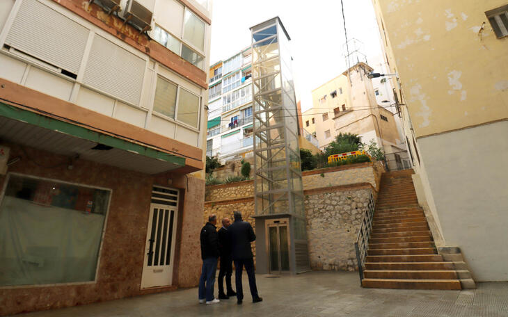 Benidorm pone en marcha el ascensor de la calle Jilguero para hacer más accesible la conexión entre Jaime I y Tordo